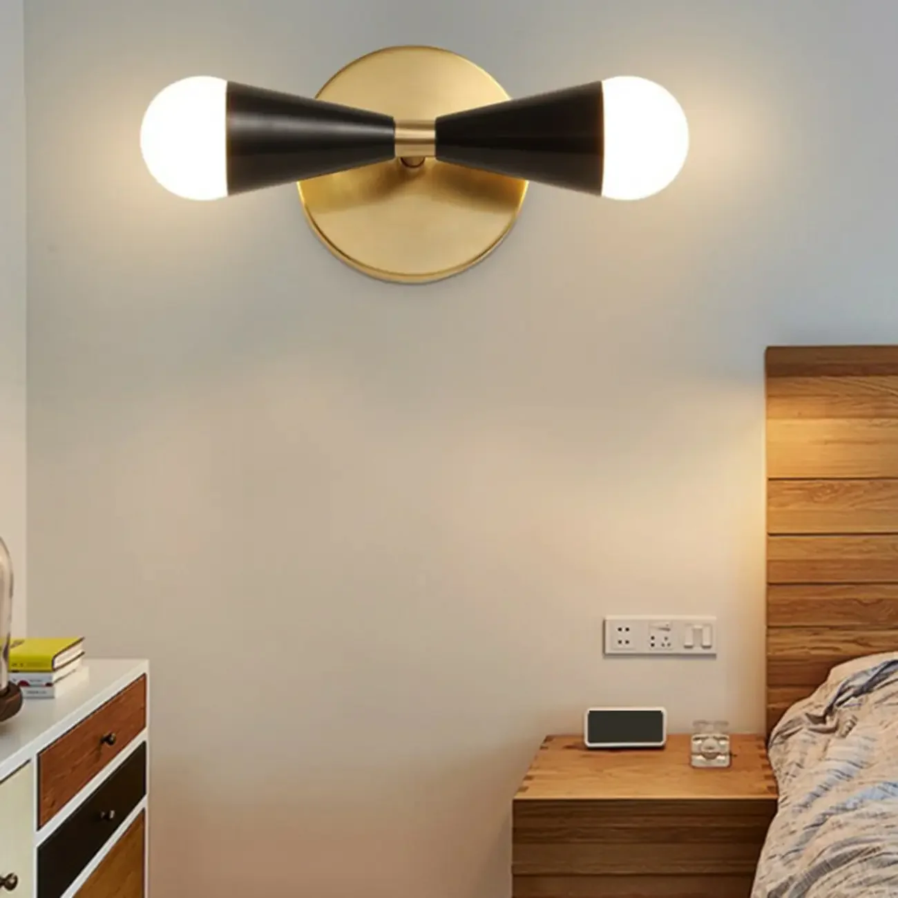 Elegant Straight 2-Light Wall Light Fixture in Gold