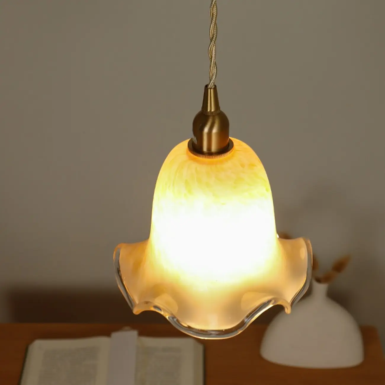 Modern Glass Pendant Light Gold Fixture in Flower Shaped