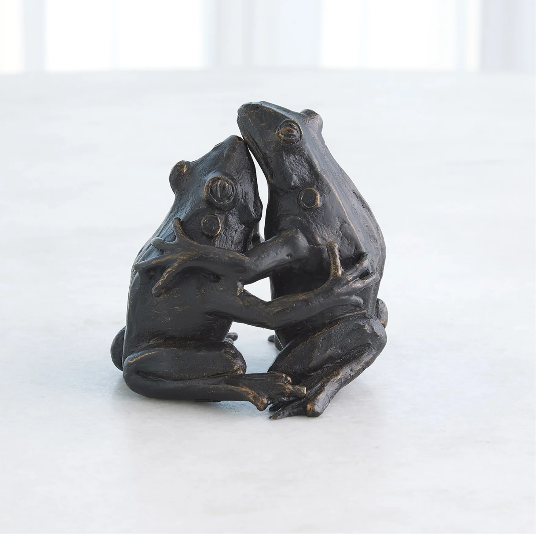 HUGGING FROG SCULPTURE