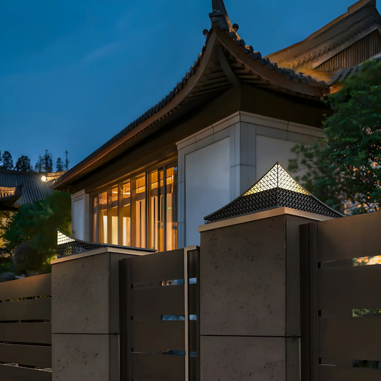 Designed Eave Simple Black Metal Post Cap Light