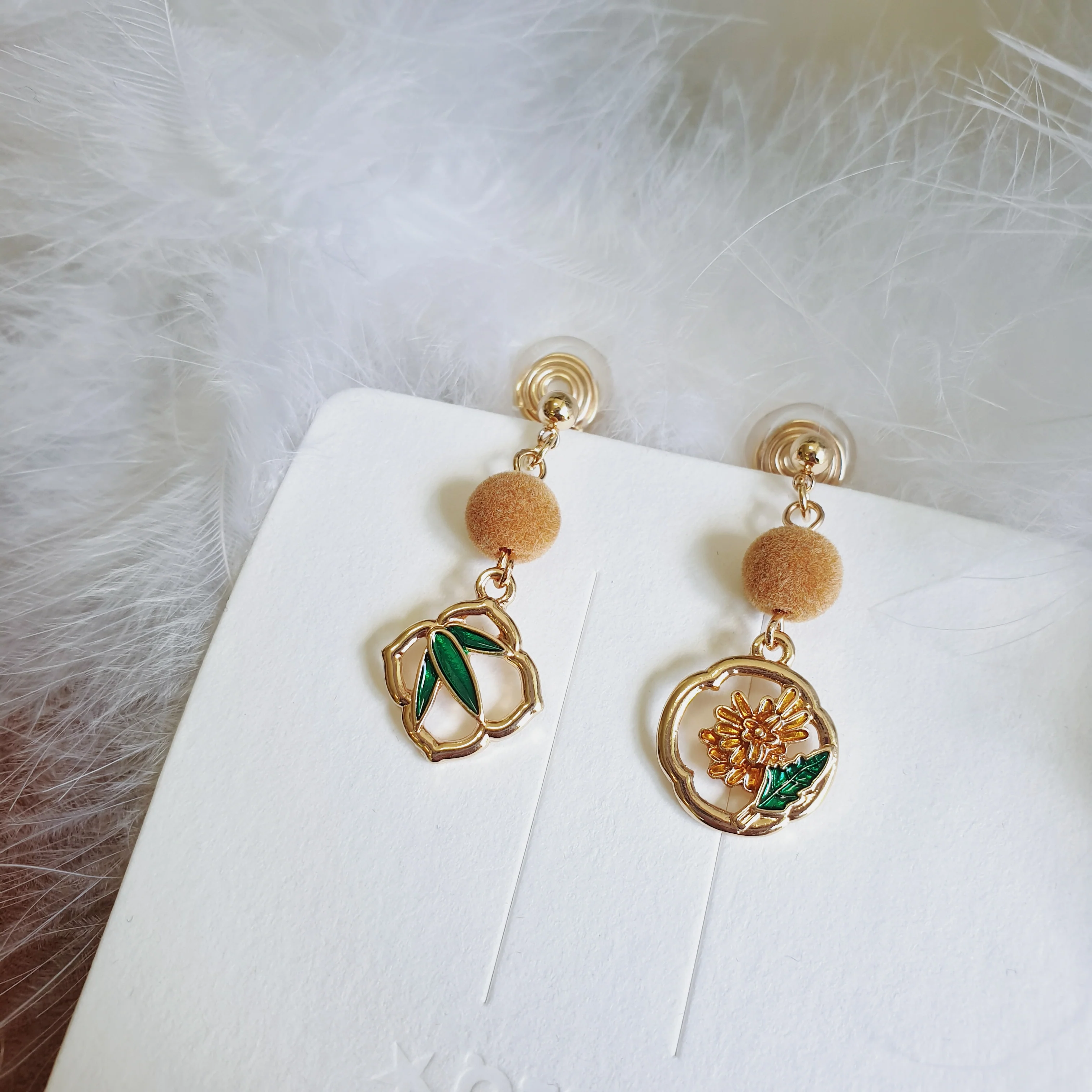 Luninana Clip-on Earrings -  Golden Flower with Leaves Earrings LL016