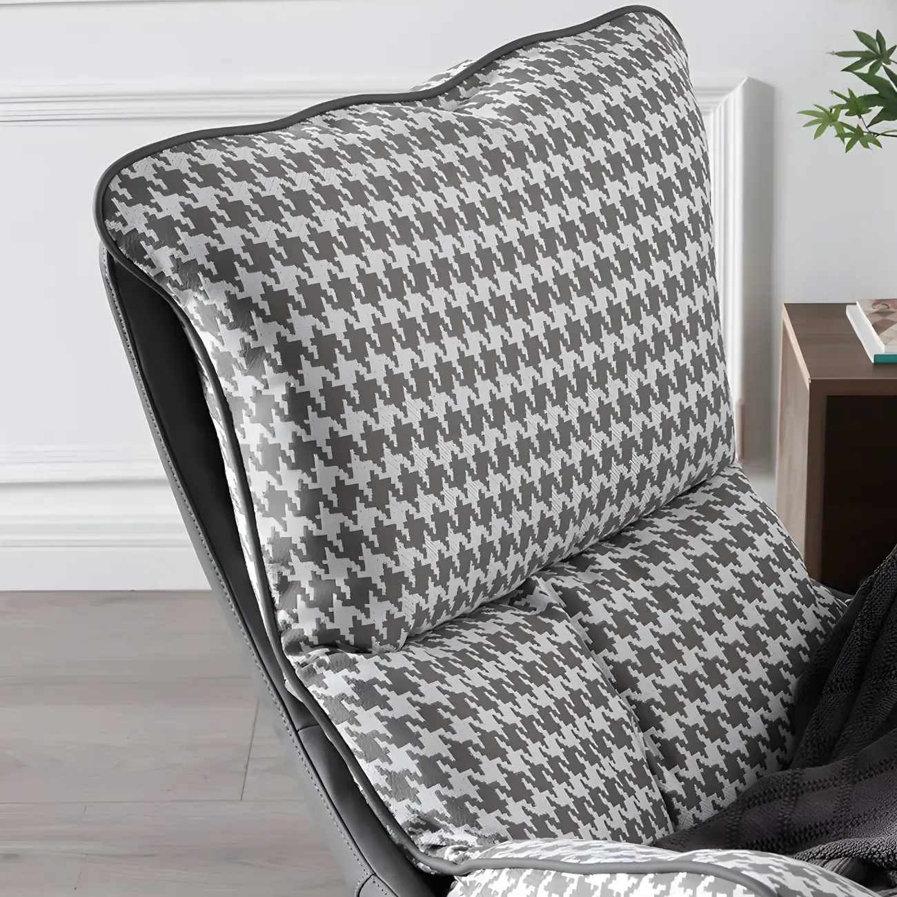 Modern Fabric Lounge Chair in Green with Cushioned Seat