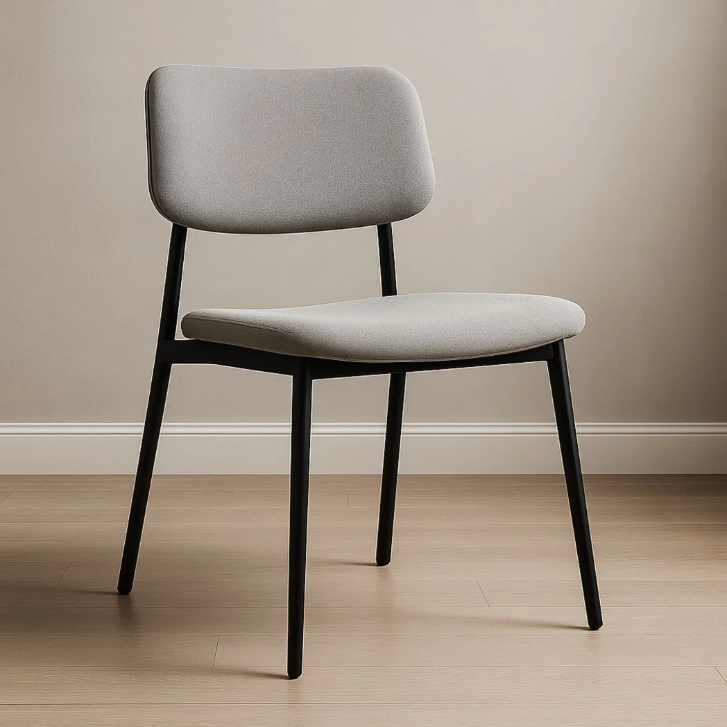 Chaise en tissu gris avec cadre en acier noir