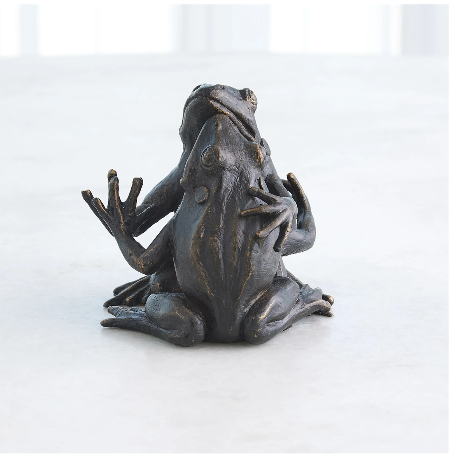 HUGGING FROG SCULPTURE