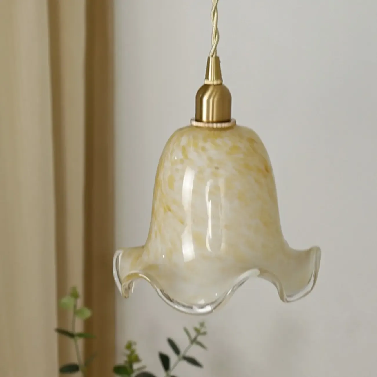 Modern Glass Pendant Light Gold Fixture in Flower Shaped