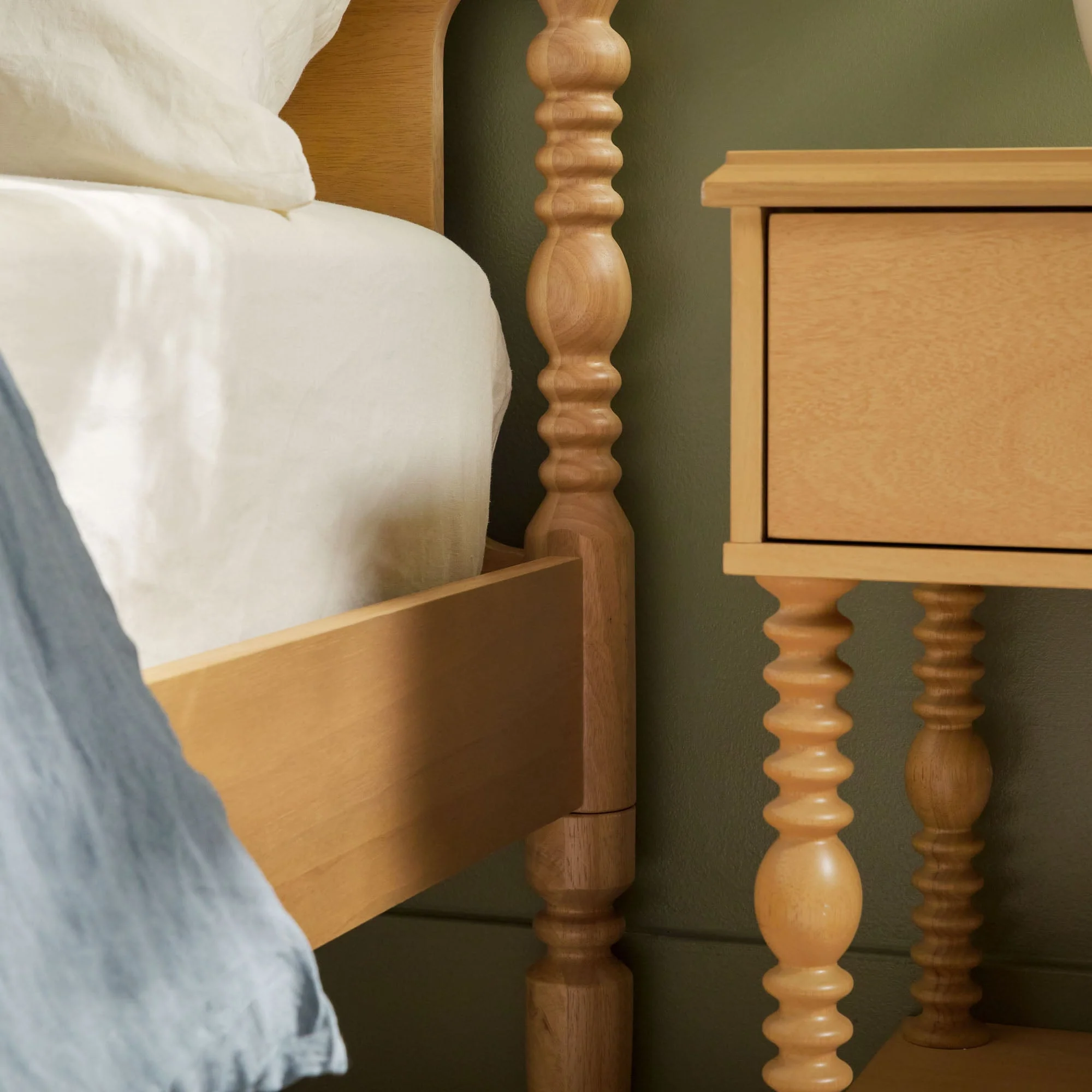 Traditional Vivienne Easy Assembly Solid Wood Bed