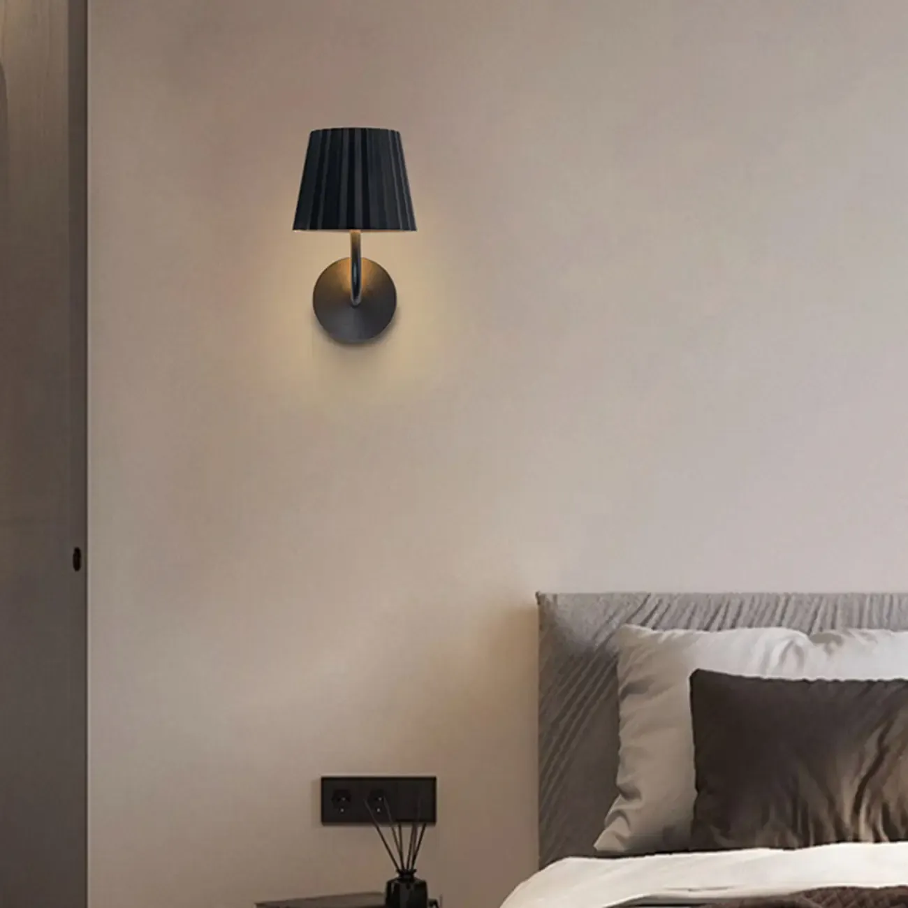 Black and White Metal Minimalist Wall Sconce