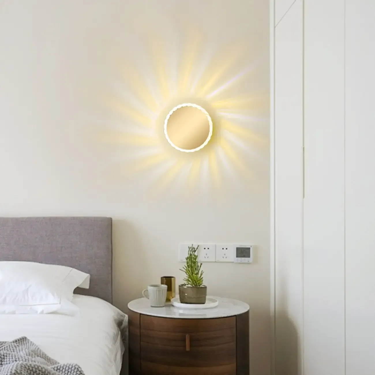Minimalist Metal Round Sun-Shape Wall Sconce