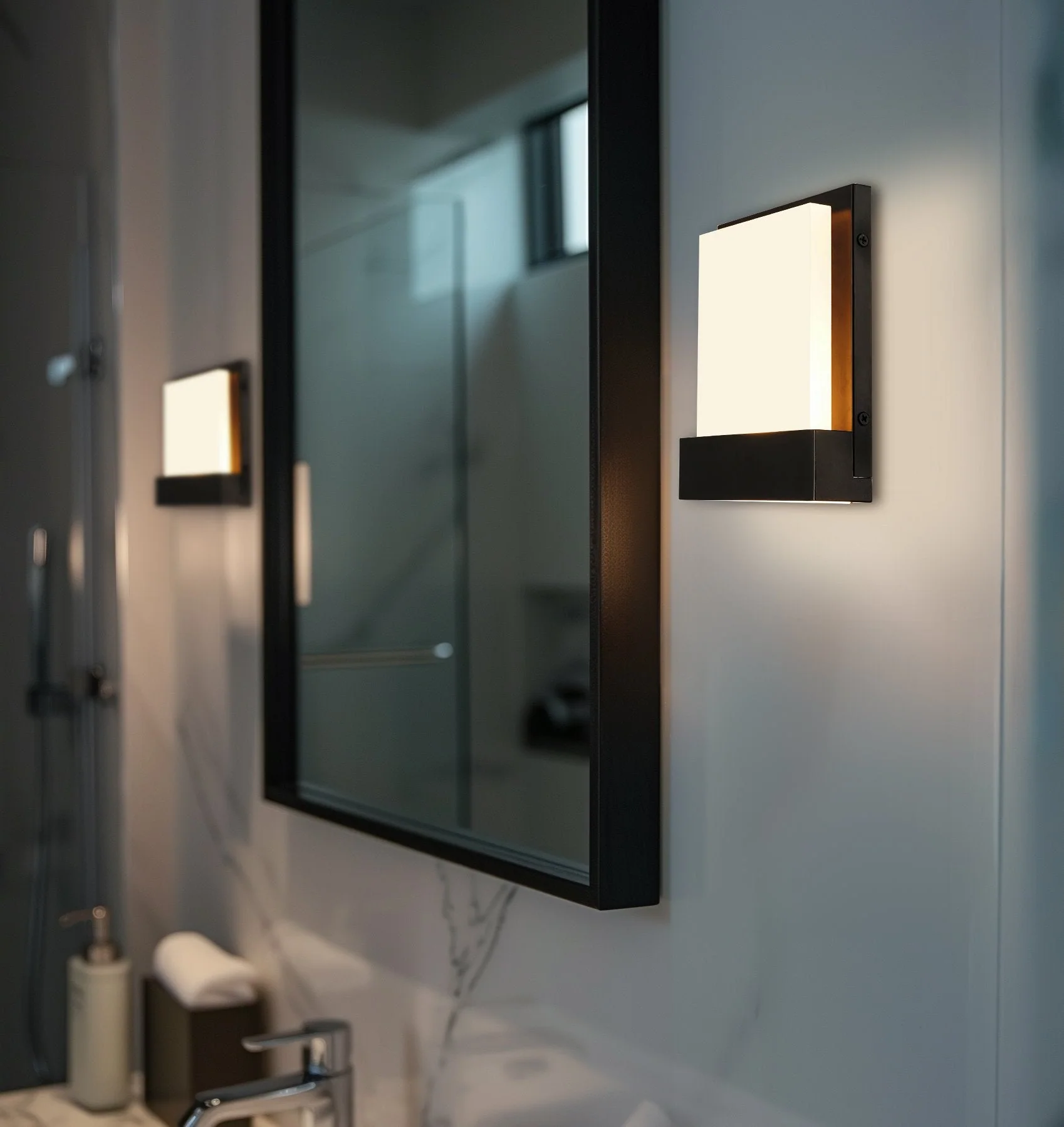 Everett 7 Modern 8W Integrated LED (40W eq.) Bathroom / Wall Light