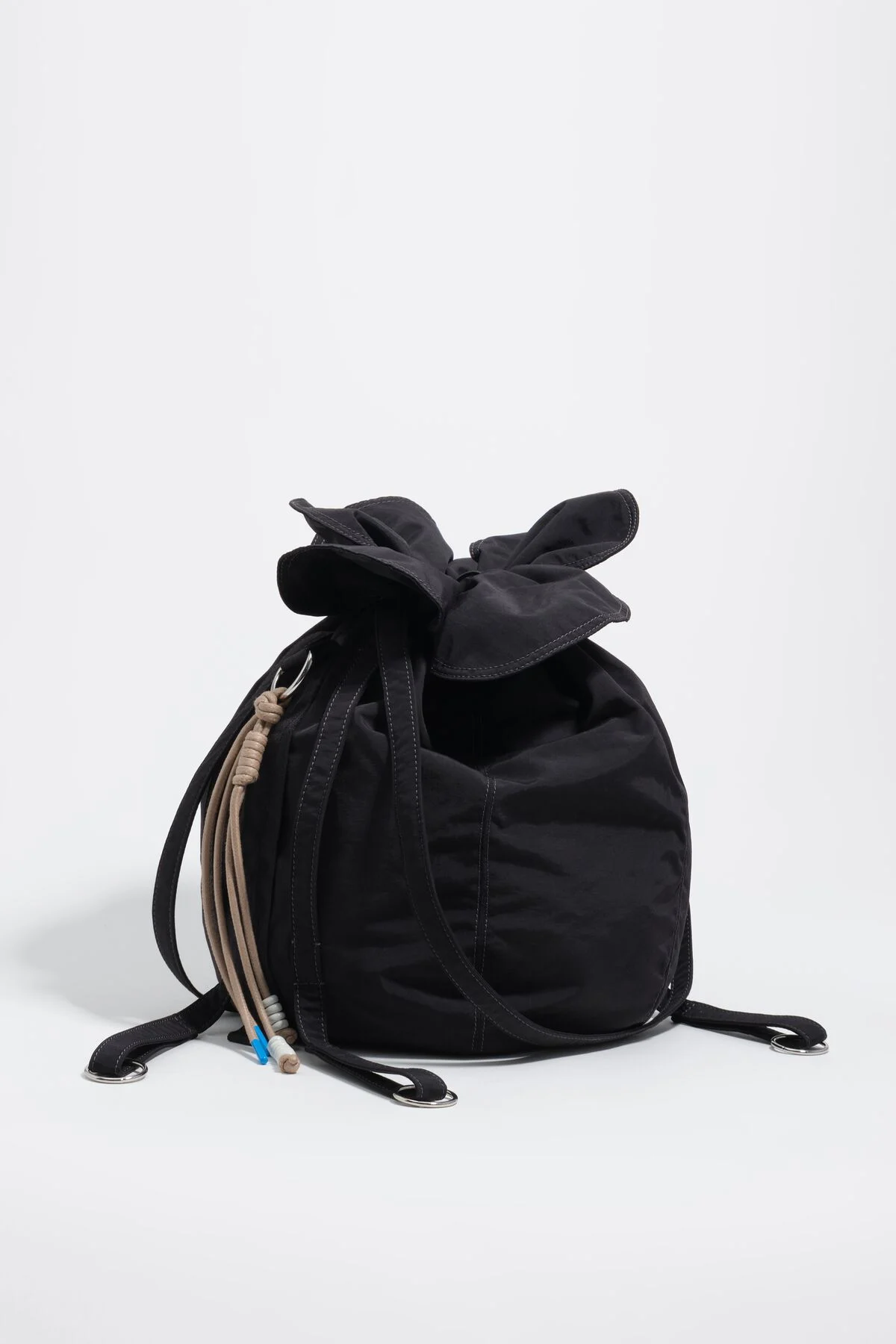 Black woven large Pétalo bag