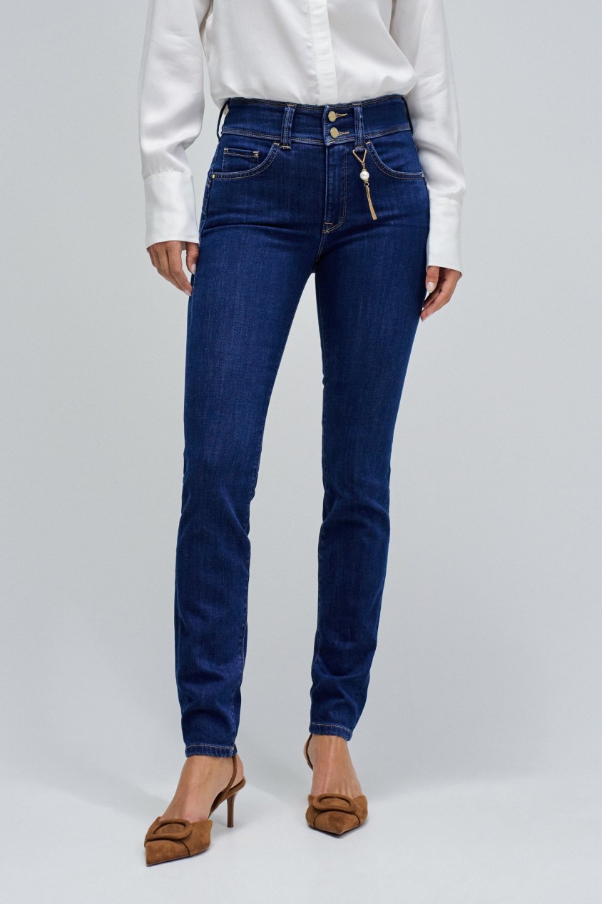 SECRET PUSH IN SKINNY JEANS