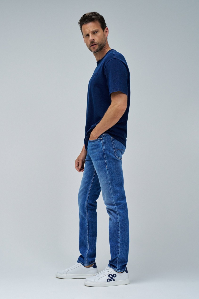 T-SHIRT WITH BRANDING