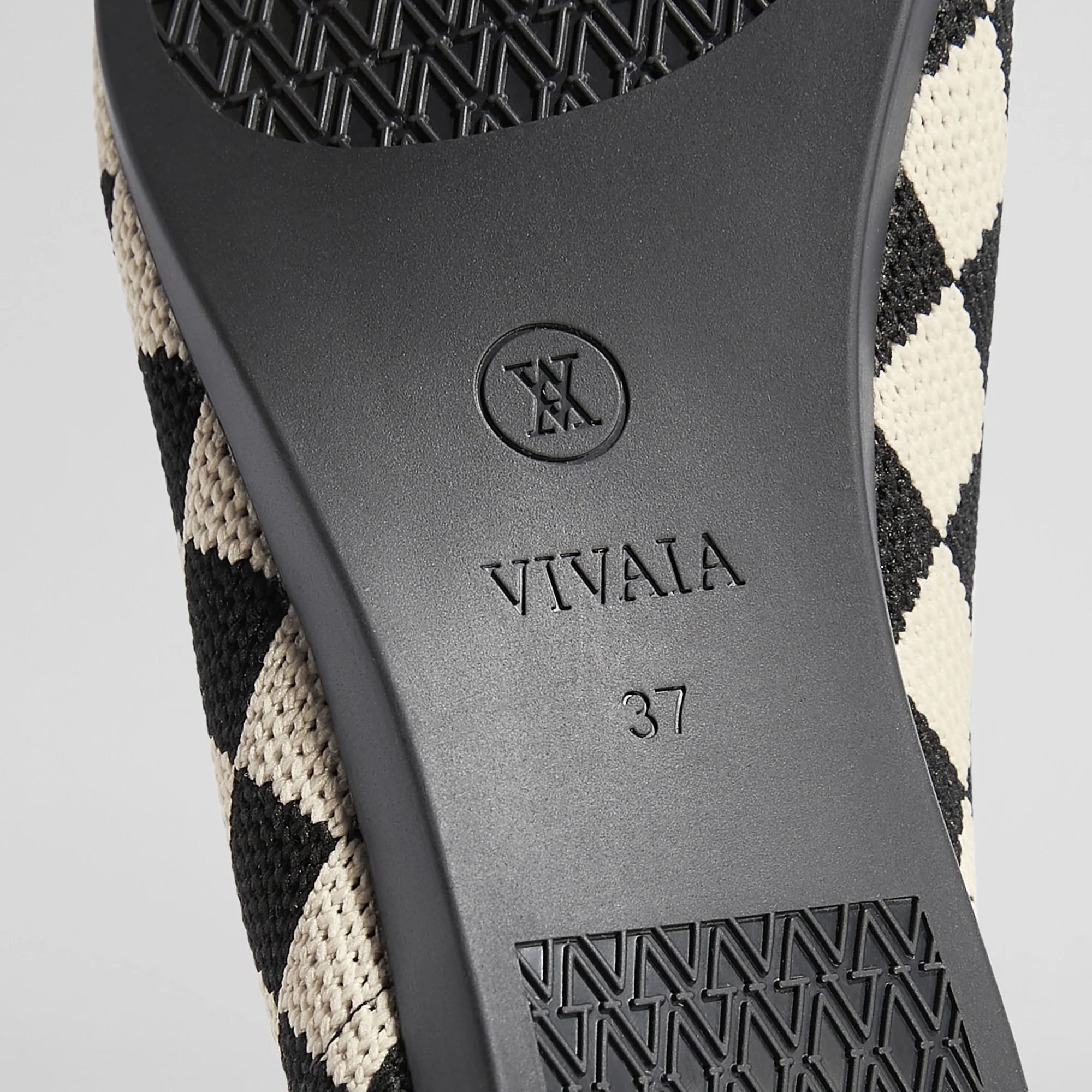 Pointed-Toe Ballet Flats (Aria 5°)