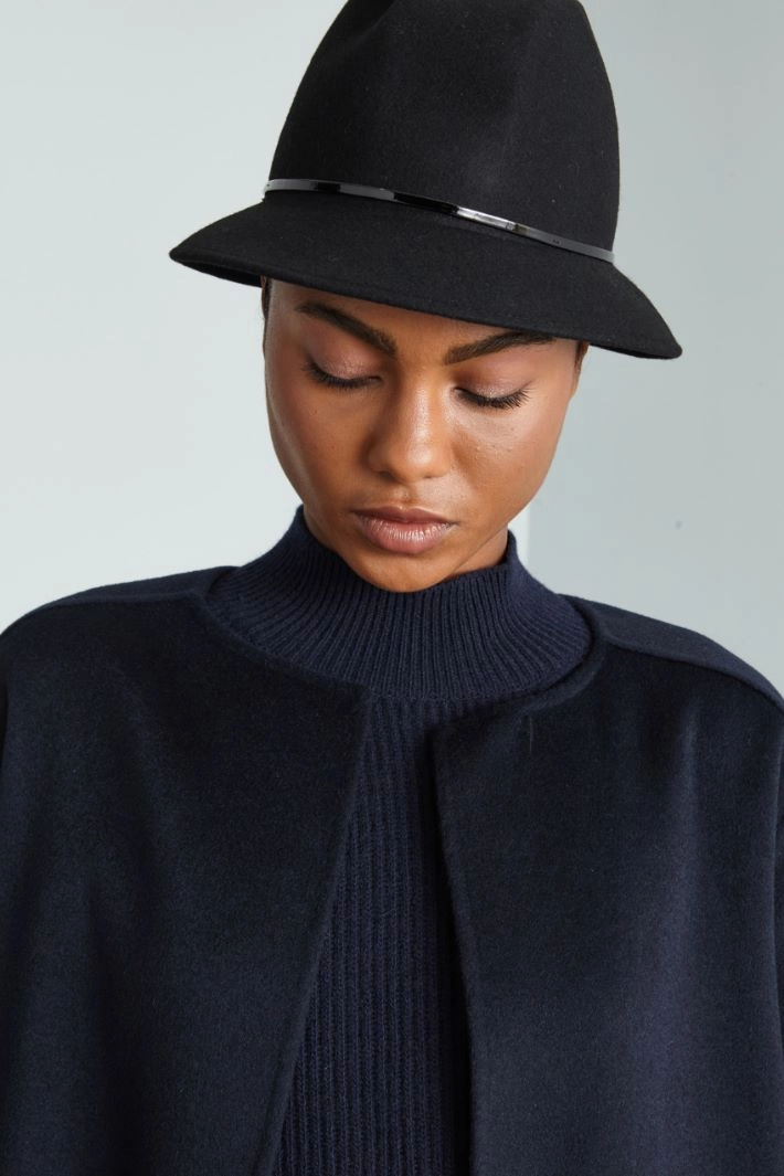 Cloche hat with patent ribbon - BLACK