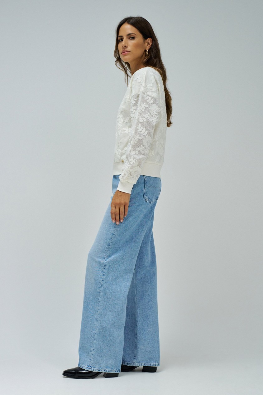 SWEATSHIRT WITH FLORAL EMBROIDERY