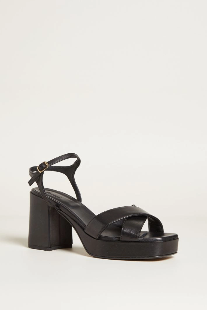 Sandals with crossed straps - BLACK