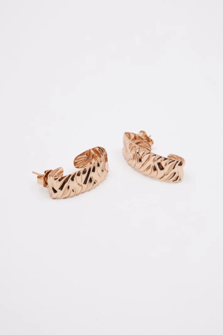 Knurled metal earrings - GOLD