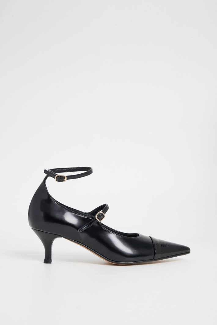 Pumps with a patent pointed toe - BLACK