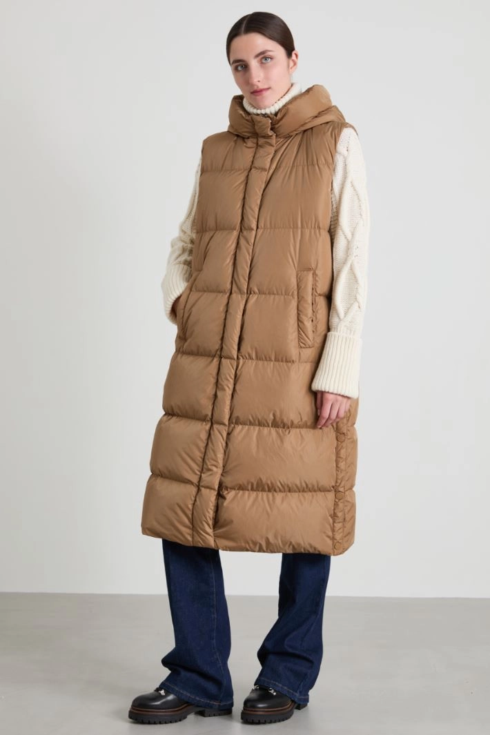 Long water-repellent taffeta gilet - CAMEL