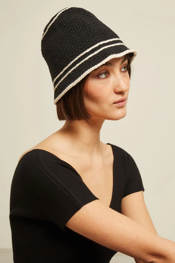 Cloche hat with contrasting details - BLACK CREAM