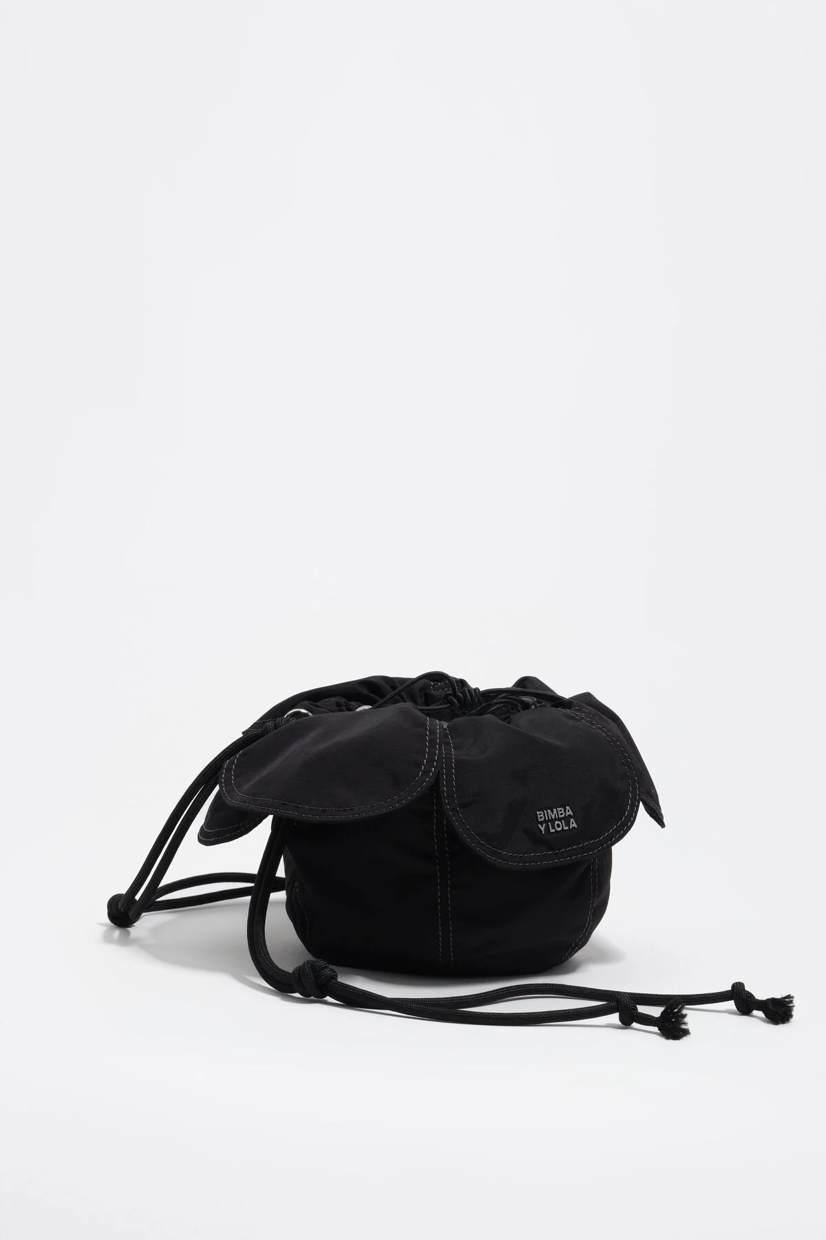 Black woven Pétalo bag
