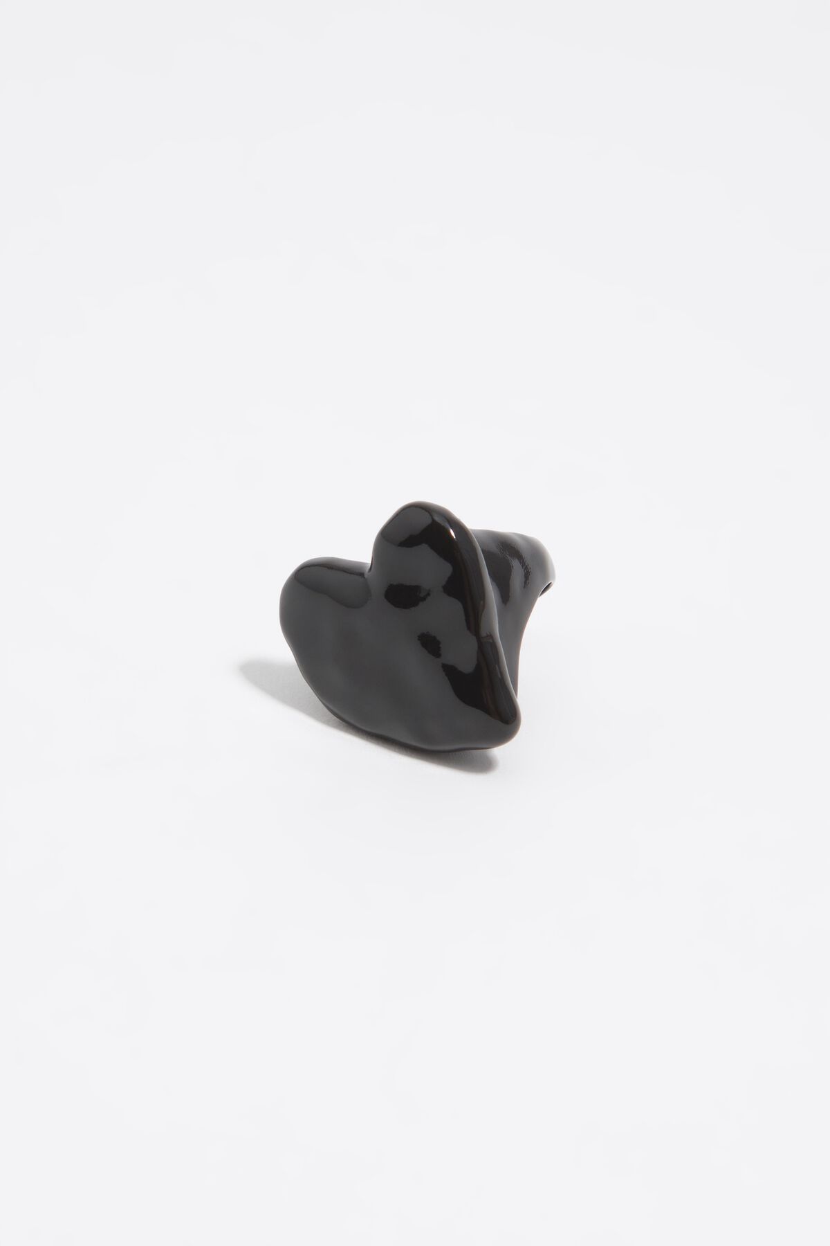Black lacquered textured heart ring