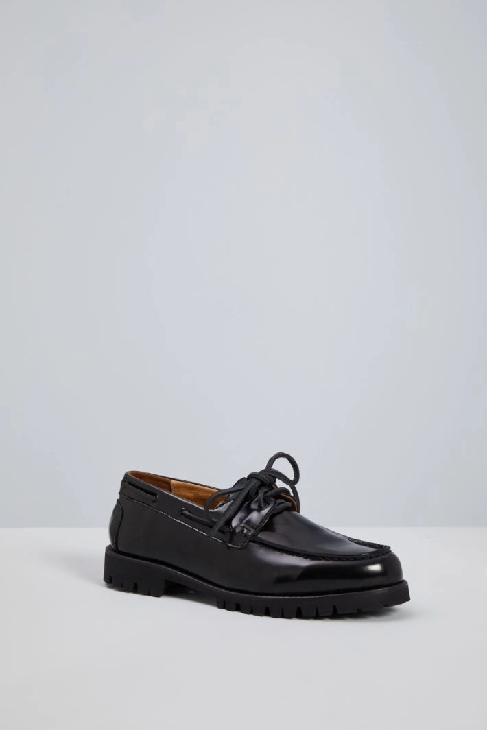 Glossy laced shoes - BLACK