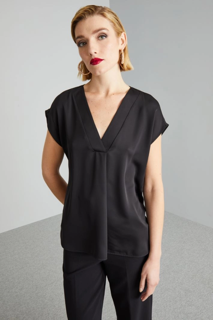Blouse with flat pleat - BLACK