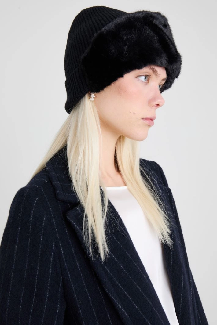 Beanie hat with faux fur edge - BLACK