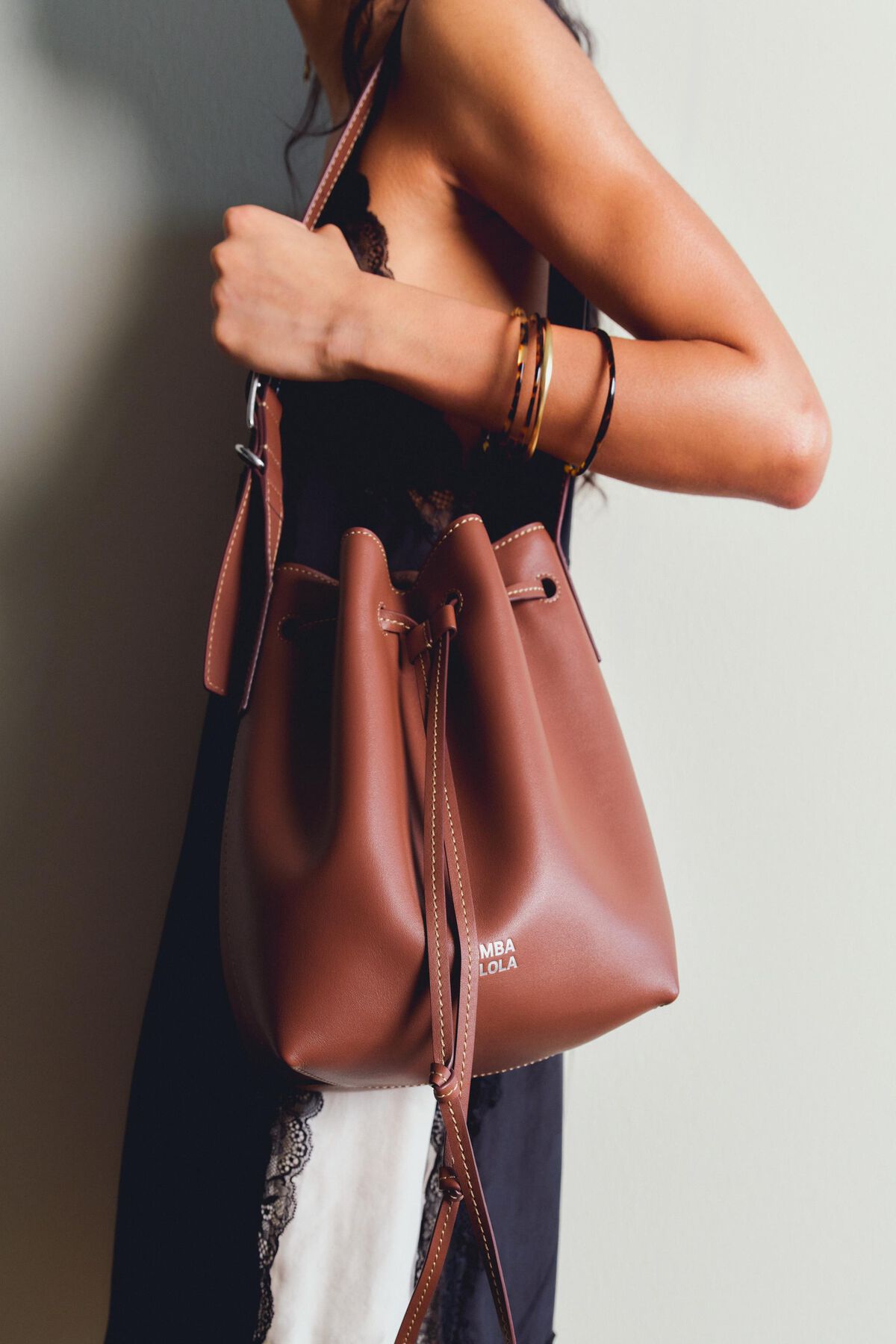 Large walnut leather Carlino bucket bag
