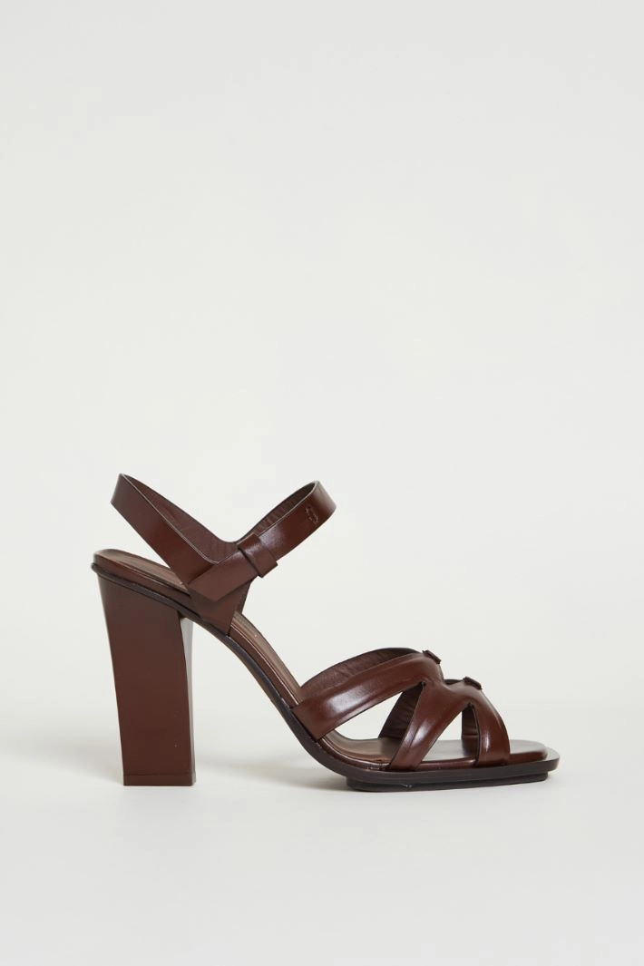 Polished leather sandals - BROWN