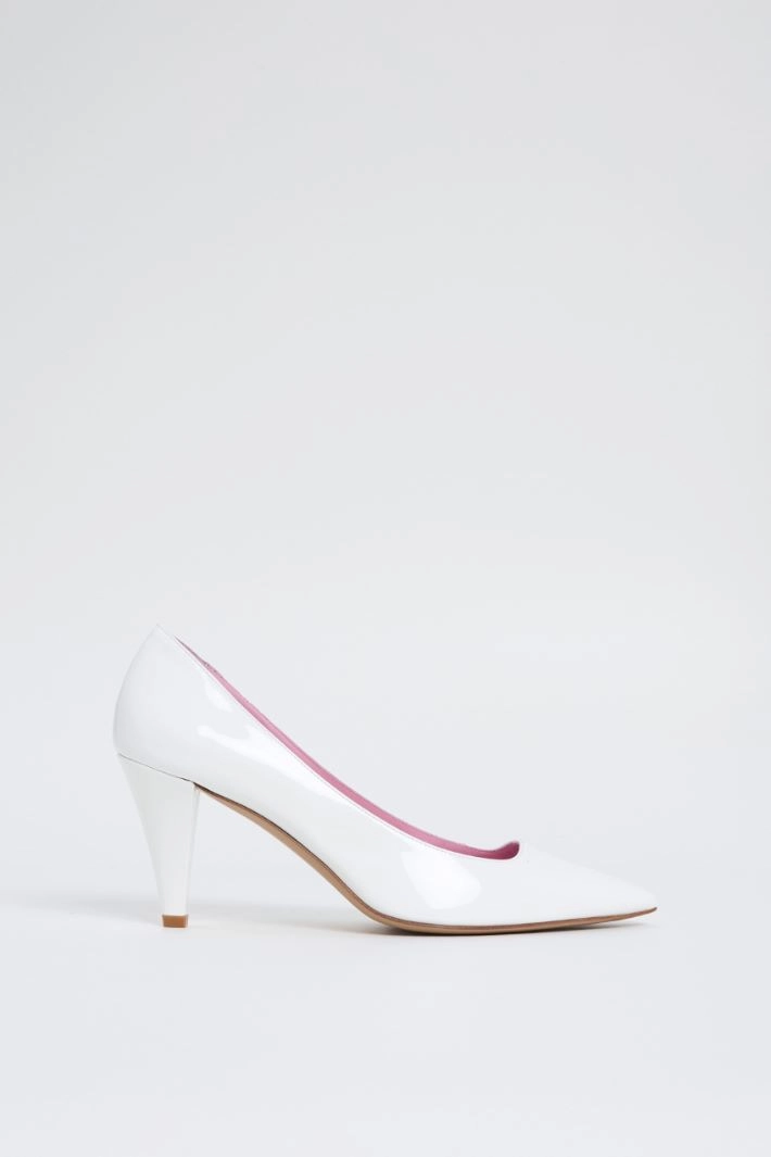 Patent leather court shoes - WHITE