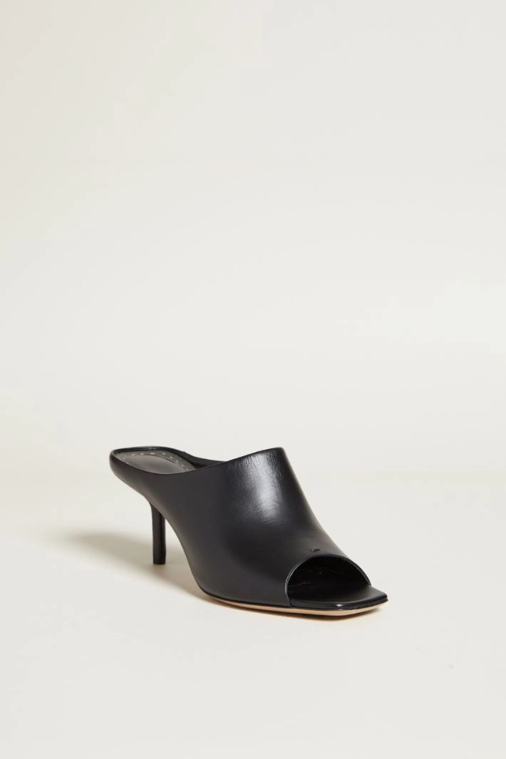 Mule with a high neckline - BLACK