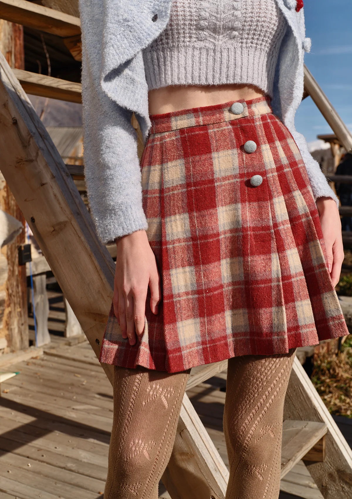 (US Exclusive) Rosey Christmas Cottage Skirt