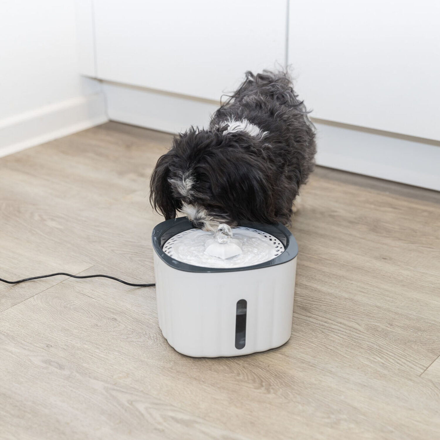 Trixie Drinking Fountain Flower - White/Greyr