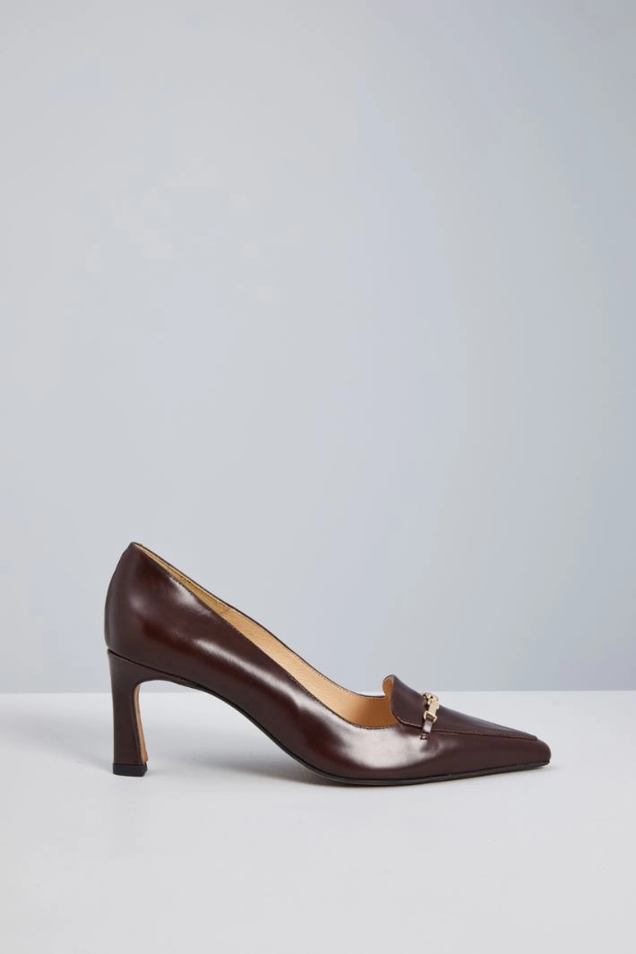 Clamp-detailed leather décolleté - BROWN