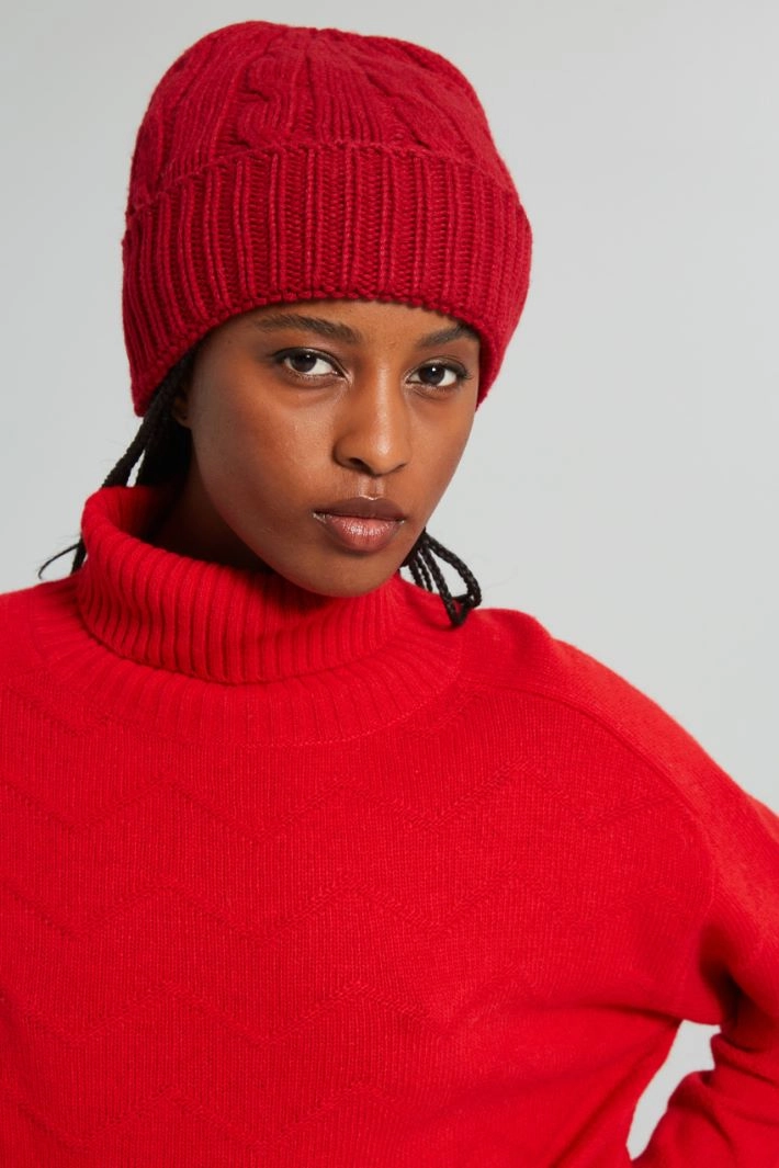 Cable-knit beanie hat - RED