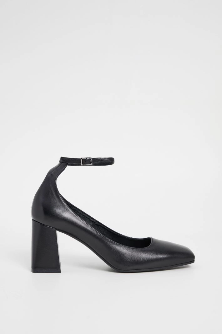 Column heel shoes - BLACK