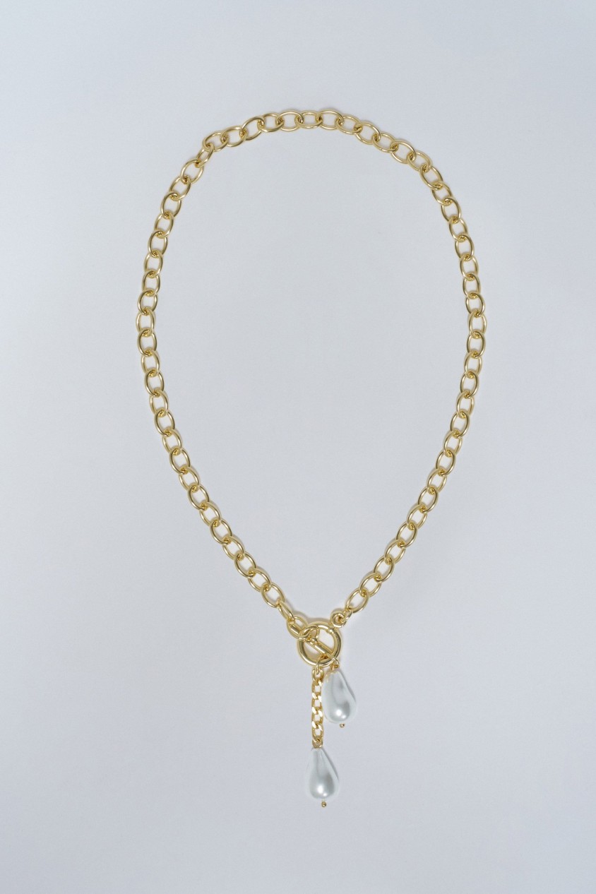 SHORT NECKLACE WITH BAROQUE PEARLS