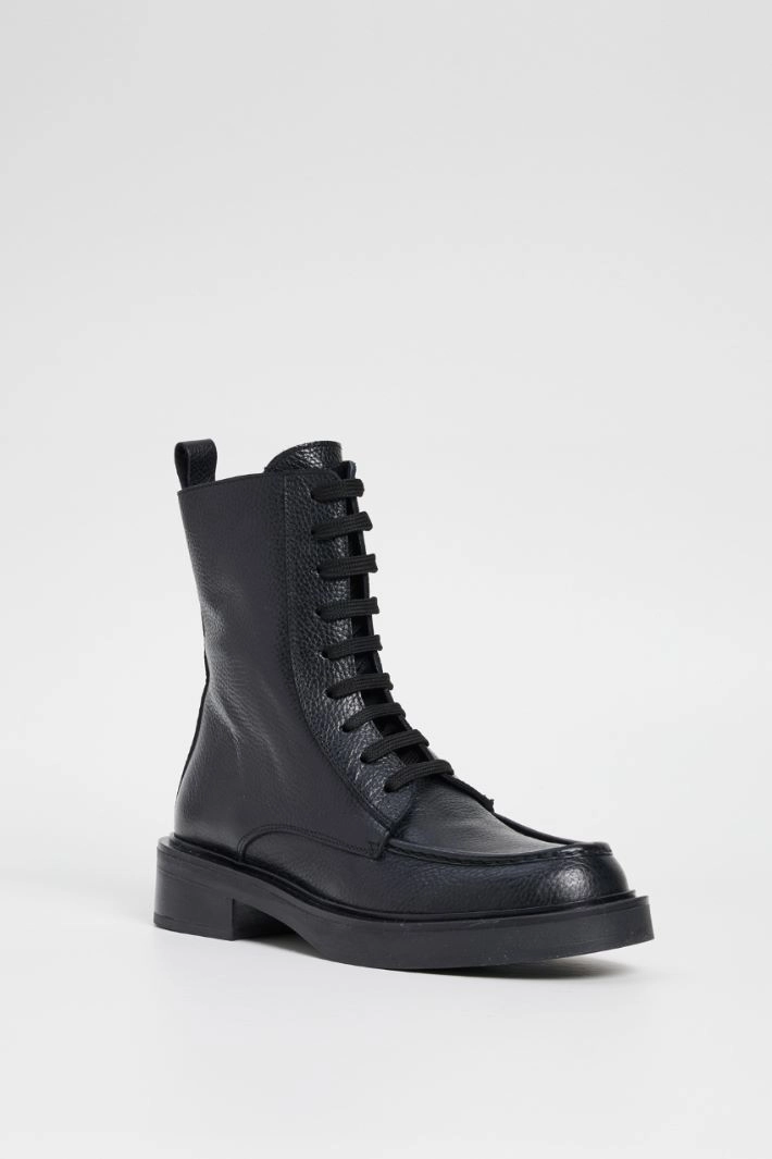 Ankle boots with stitching - BLACK