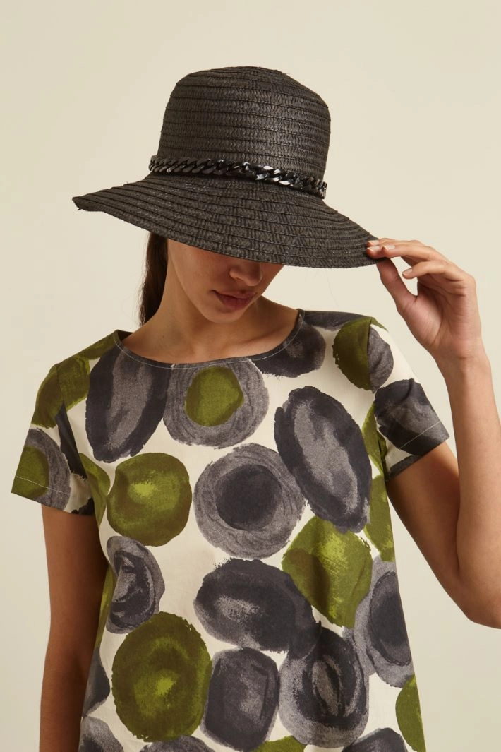 Chain-embellished hat - BLACK