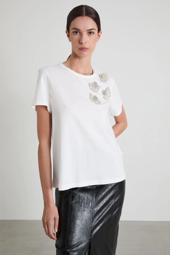 T-shirt with bejewelled embroidery - WHITE