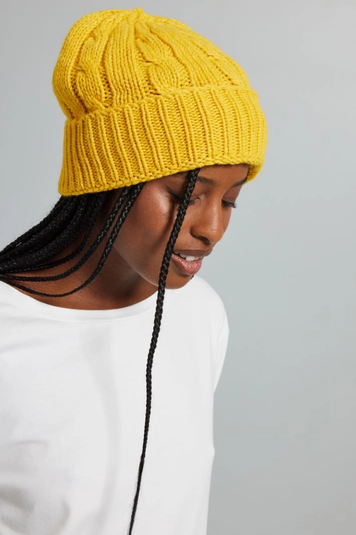 Cable-knit beanie hat - YELLOW