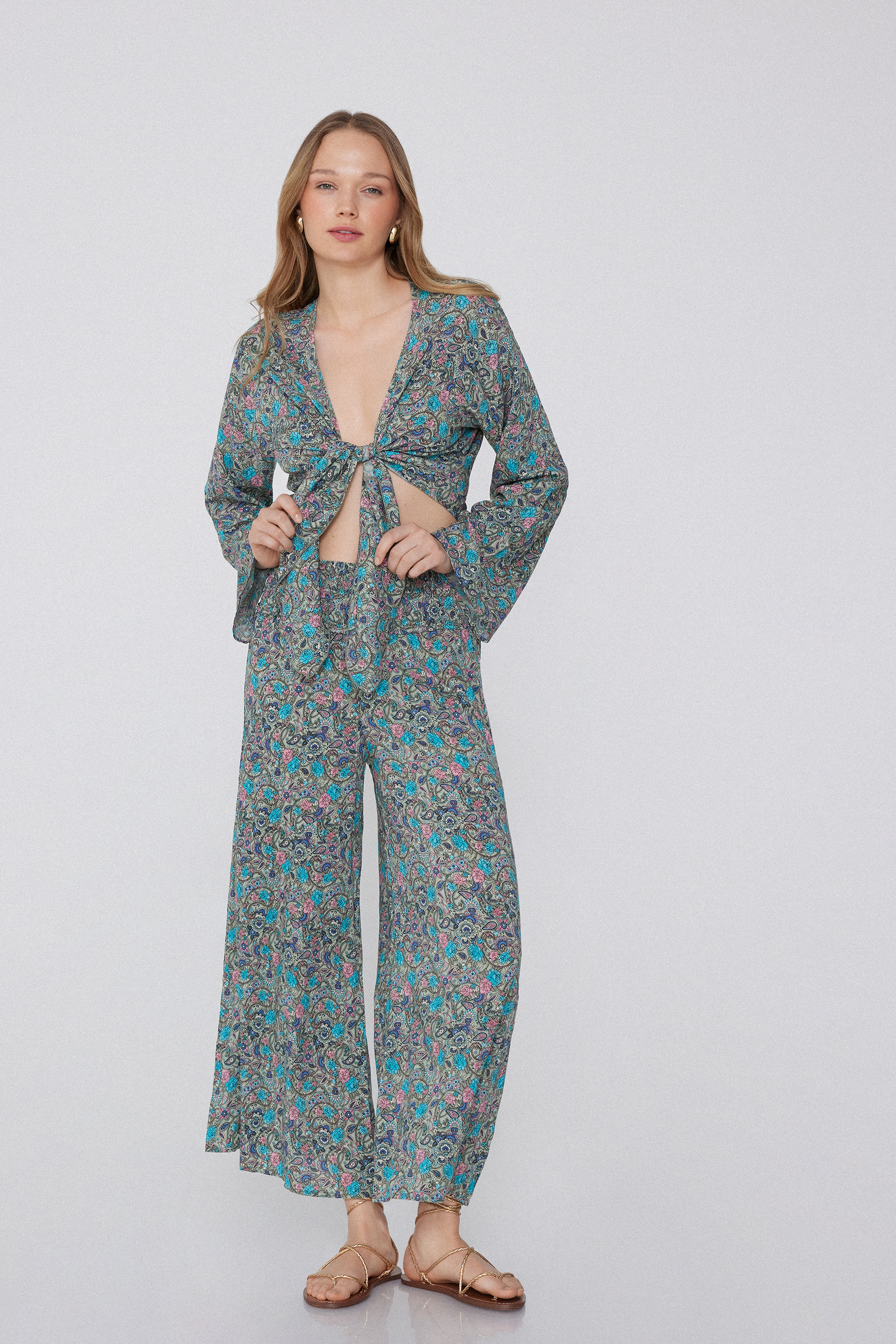 Long-Sleeved Short Viscose Top with Knot