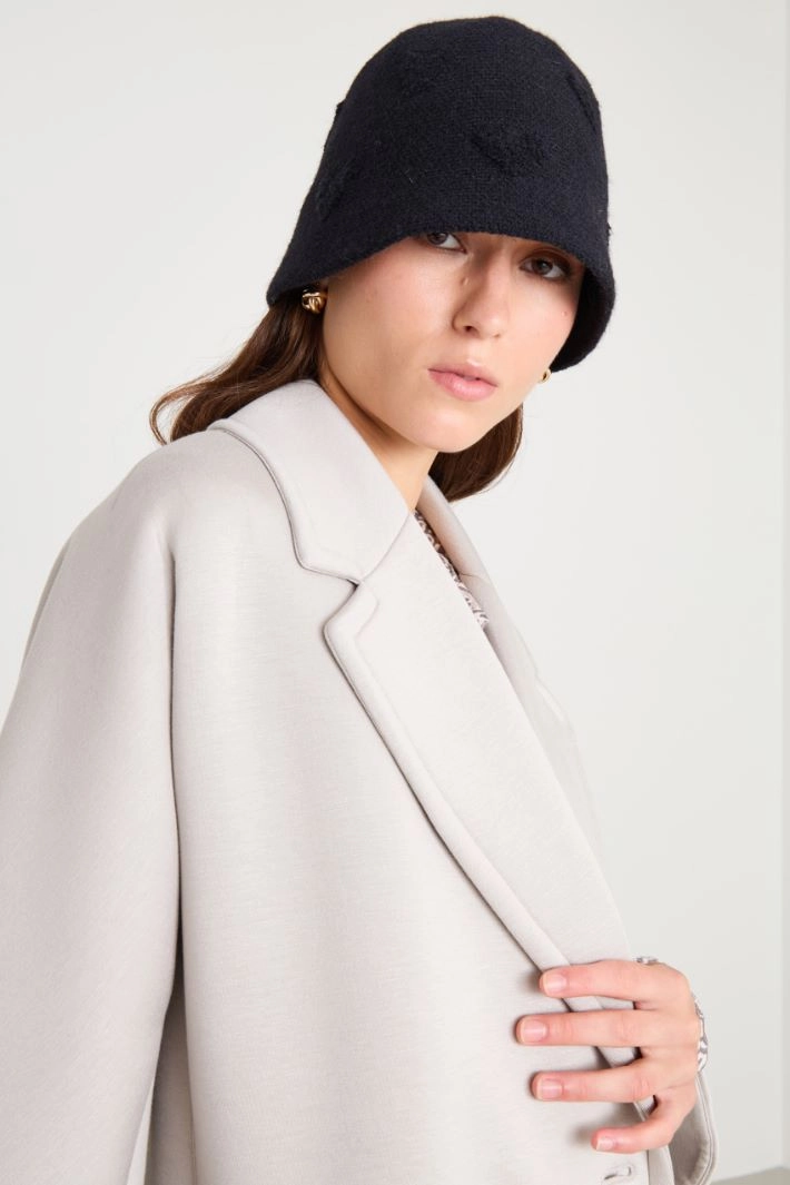 Cloche with raised pattern - BLACK