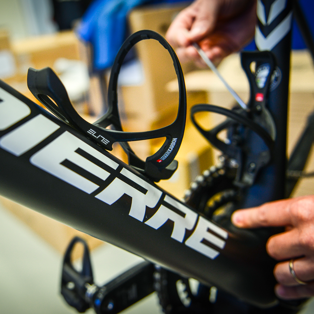 Elite Leggero Carbon Bottle Cage - black