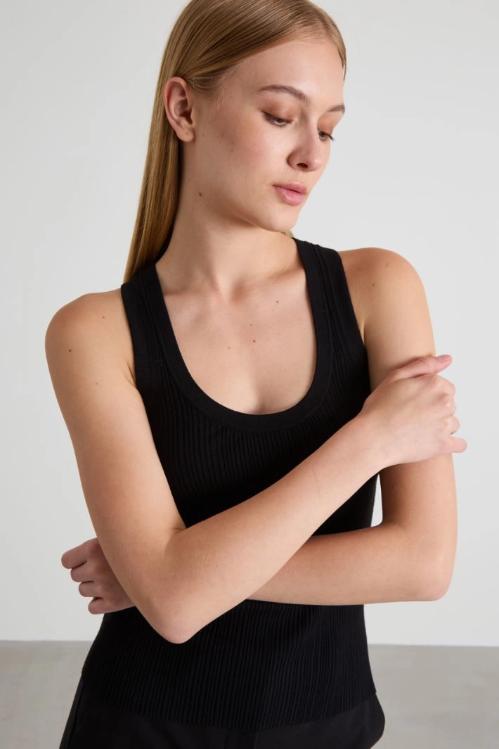 Top with irregular rib-knit pattern - BLACK