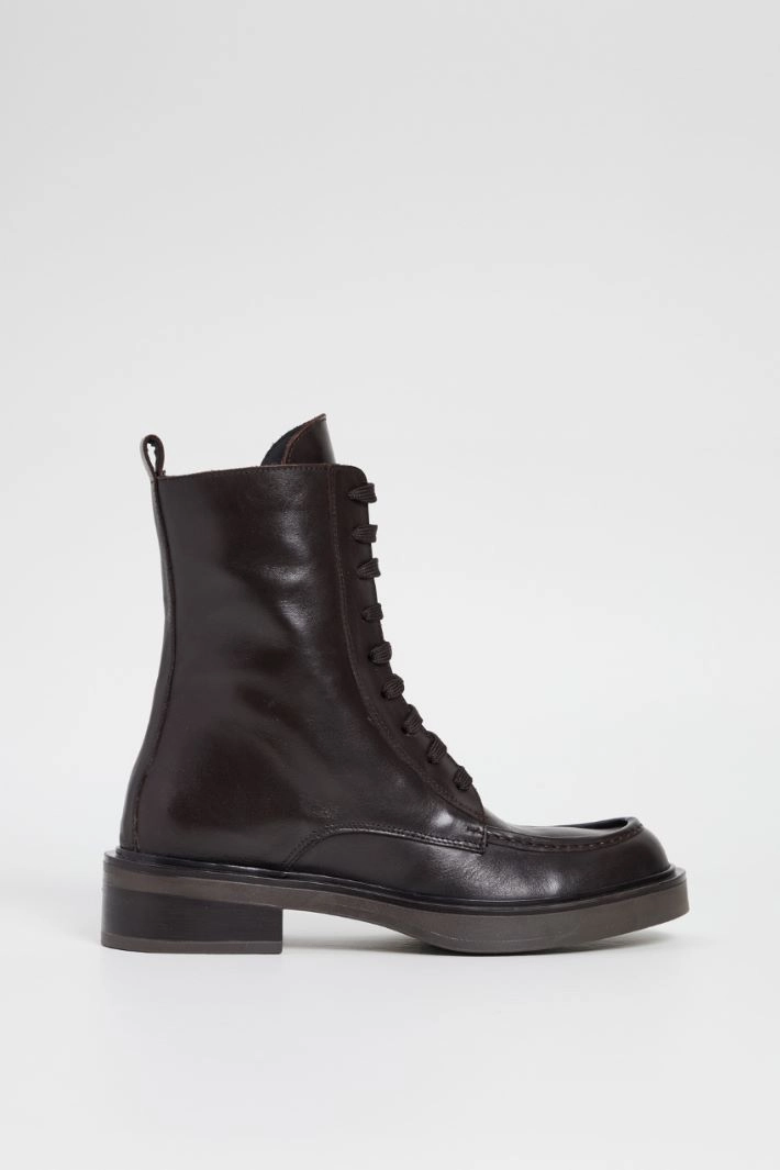 Ankle boots with stitching - DARK BROWN