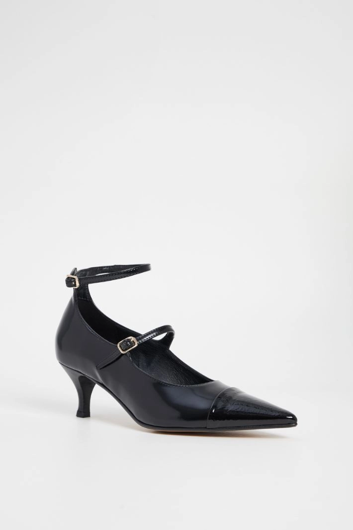 Pumps with a patent pointed toe - BLACK
