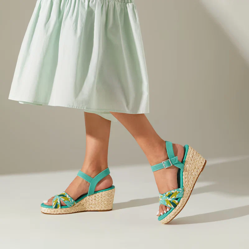 Round-toe Wedge Sandals (Sally Pro)